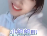 小姐姐送娃娃的文案,小姐姐的温馨赠礼瞬间”