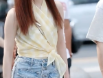小姐姐送娃娃的文案,小姐姐的温馨赠礼瞬间”